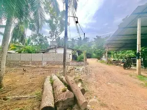 ගම්පහ, මල්වත්ත පාරෙන් වටිනා ඉඩමක්