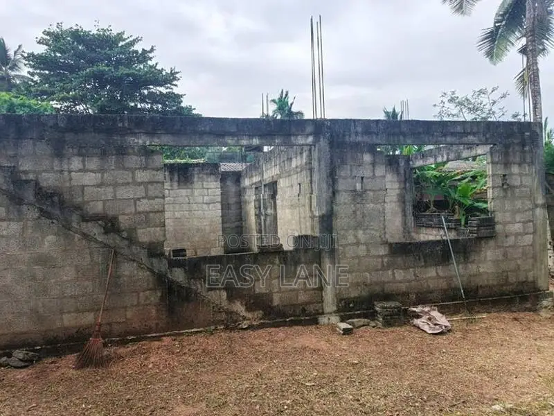 වැලිවේරිය 17 පාරෙන් දෙවෙනි ඉඩම අඩක් නිමකළ අගනා නිවසක්