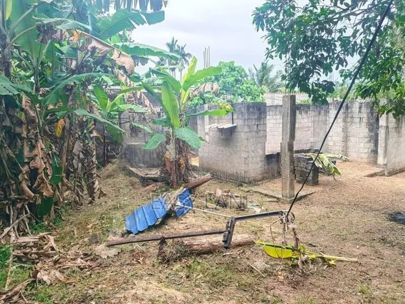 වැලිවේරිය 17 පාරෙන් දෙවෙනි ඉඩම අඩක් නිමකළ අගනා නිවසක්