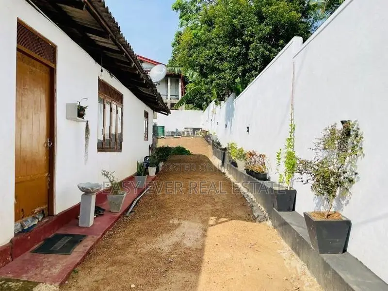 මාලඹේ නගර මධ්‍යයෙන් නේවාසික ඉඩම
