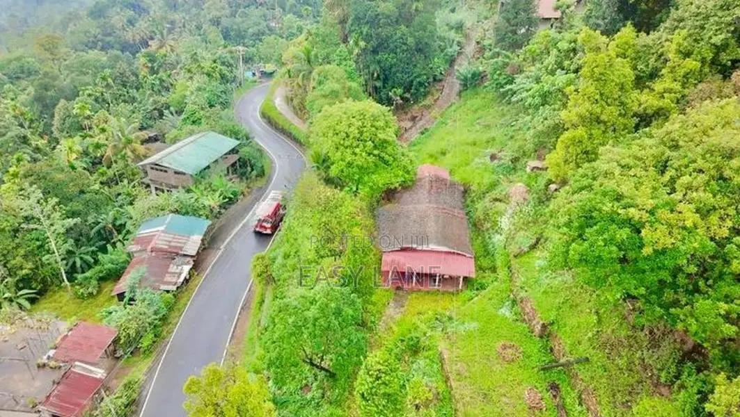හැටන් - කොළඹ ප්‍රධාන පාරට මුහුණලා නිවසක් සමග ඉඩමක්