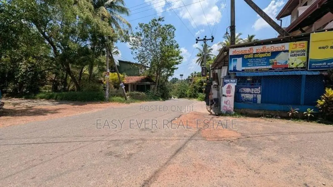 බාගෙට නිම කළ නිවසක් සමඟ පර්චස් 6.5 ඉඩම