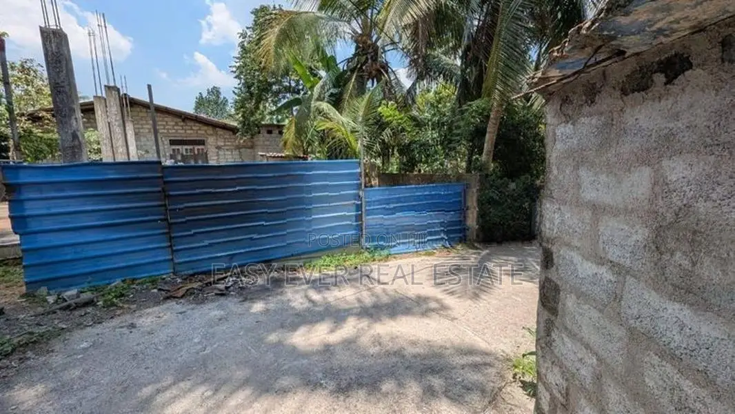 බාගෙට නිම කළ නිවසක් සමඟ පර්චස් 6.5 ඉඩම