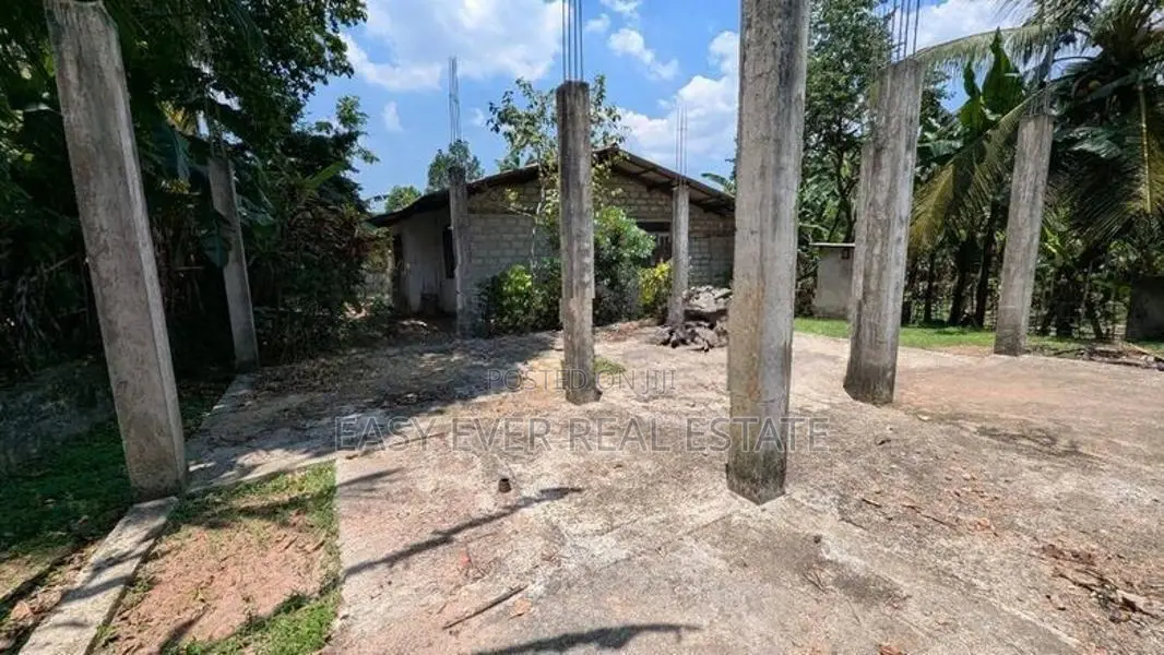 බාගෙට නිම කළ නිවසක් සමඟ පර්චස් 6.5 ඉඩම