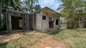 වැවට මායිම්ව අඩක් නිමකළ ස්ලැබ් දමා ඇති නිවස / HS 11391