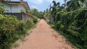 වැවට මායිම්ව අඩක් නිමකළ ස්ලැබ් දමා ඇති නිවස / HS 11391
