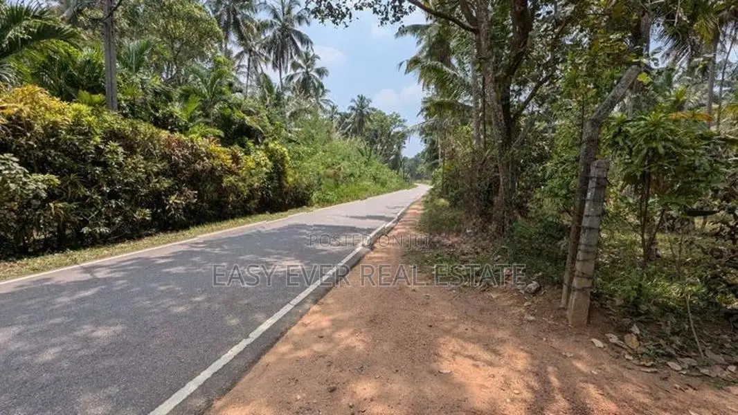 වැවට මායිම්ව අඩක් නිමකළ ස්ලැබ් දමා ඇති නිවස / HS 11391
