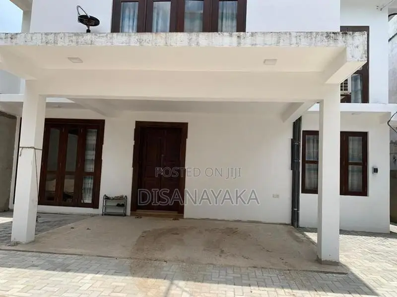 Two Storey House for Sale in Battaramulla Ds098