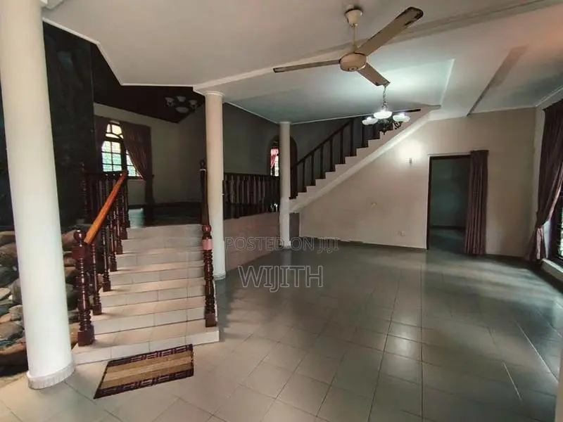 හයිලෙවල්එක පෙනමානයේ පදිංචිවියට සෑදු දෙමහල් නිවසක් විකිනිමට