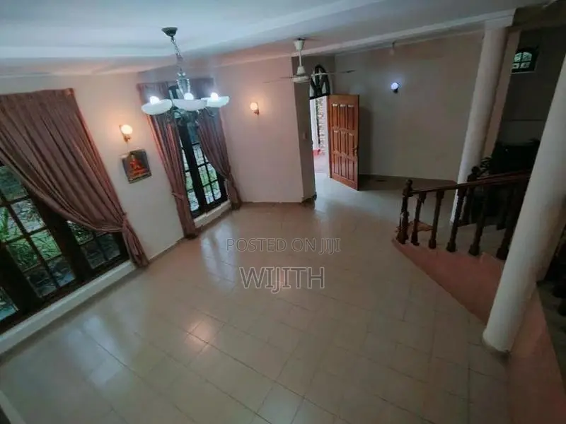 හයිලෙවල්එක පෙනමානයේ පදිංචිවියට සෑදු දෙමහල් නිවසක් විකිනිමට