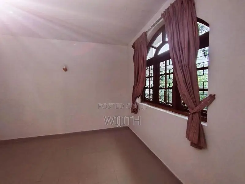හයිලෙවල්එක පෙනමානයේ පදිංචිවියට සෑදු දෙමහල් නිවසක් විකිනිමට
