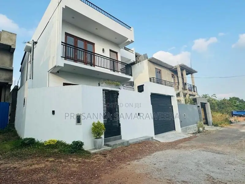 සුඛෝපභෝගී අලංකාර අති නවීනතම නිවස විකිණීමට piliyandala
