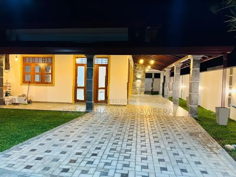Brand New solid Modern super luxury House-piliyandala