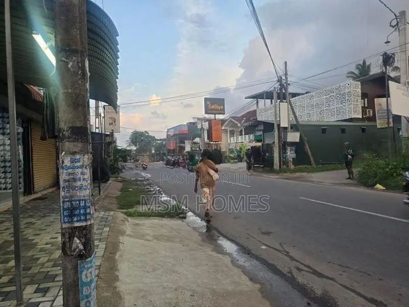 ඉතාමත් වටිනා පර්24 ඉඩමක් විකිණිමට මීගමුව අක්කරපනහ keells එක අසල