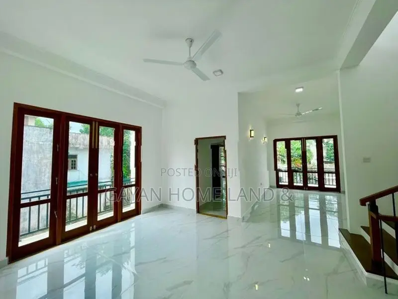 Luxurious Three Storey House For Sale In Piliyandala Town පිලියන්දල