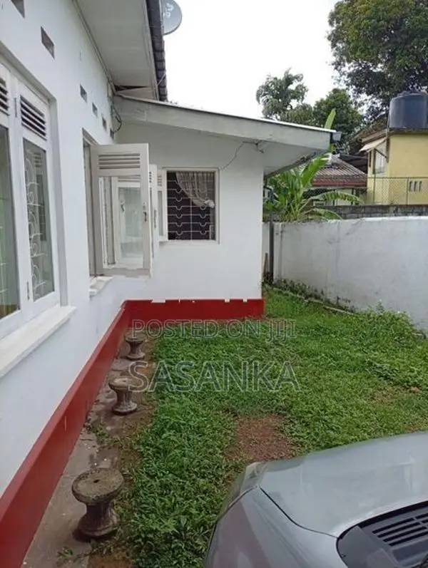 Mount Lavinia Piriwena Road (18 Perches)Two Houses Available For sale