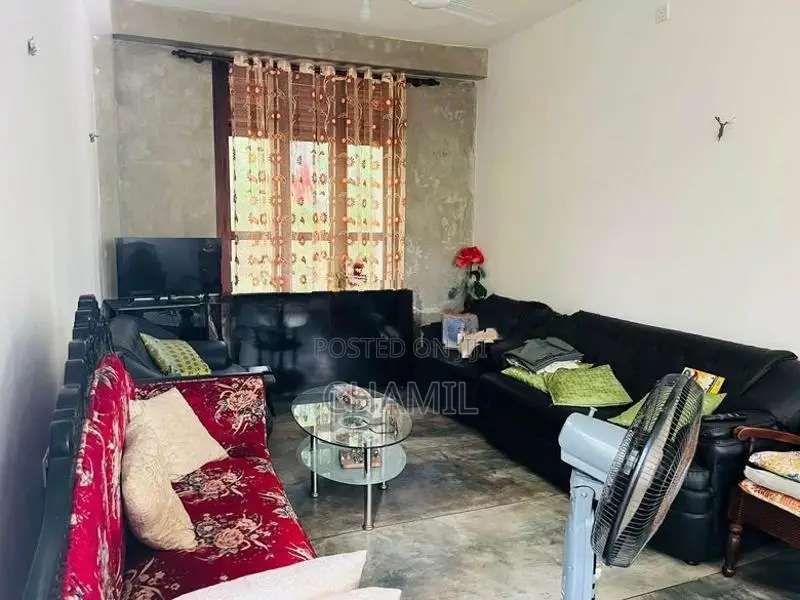 ​පිළියන්දලින් පර්චස් 19 ක ඉඩම සමඟ නිවස වහාම විකිණීමට