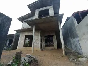 කහතුඩුව නගරයට ආසන්නව පිහිටි හදාගෙන යන නව දෙමහල් නිවස විකිණීමට ඇත