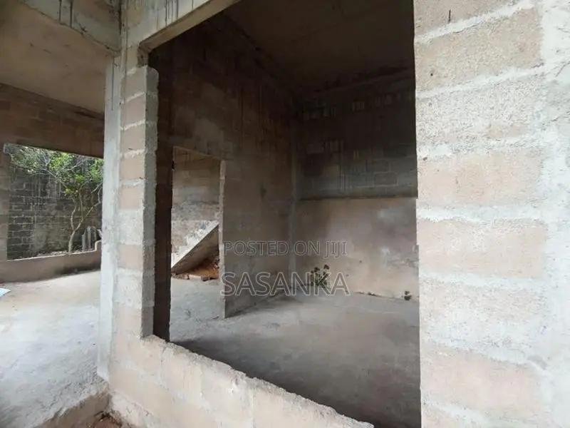 කහතුඩුව නගරයට ආසන්නව පිහිටි හදාගෙන යන නව දෙමහල් නිවස විකිණීමට ඇත