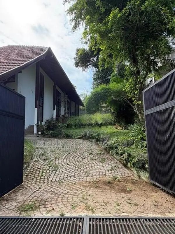 Luxury House for sale in Battaramulla