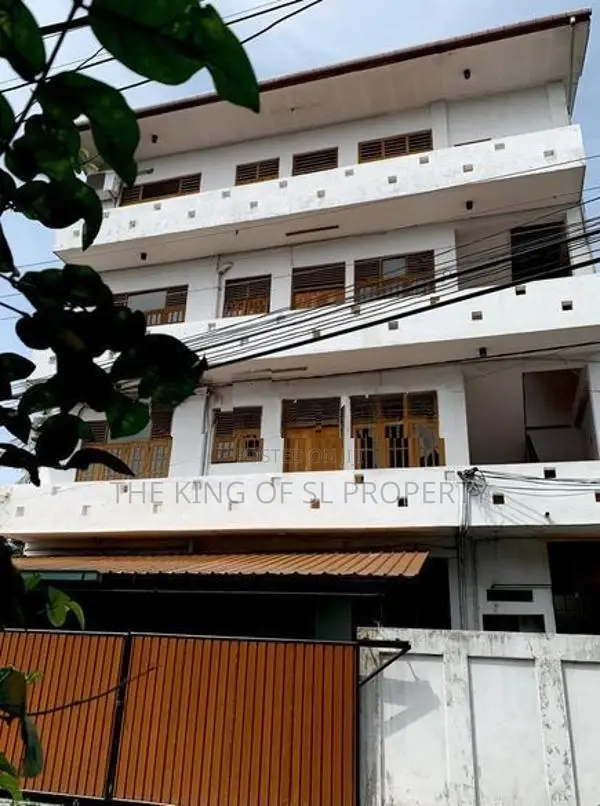 House / Appartement Building for sale in Kohuwala
