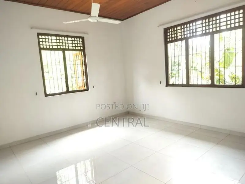 Spacious Two Story Modern Type Semi Luxury House for Sale (C7-10067)