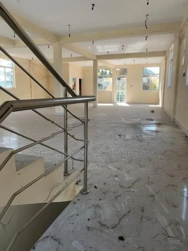 Building for sale in Athurugiriya