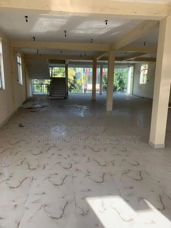 Building for sale in Athurugiriya