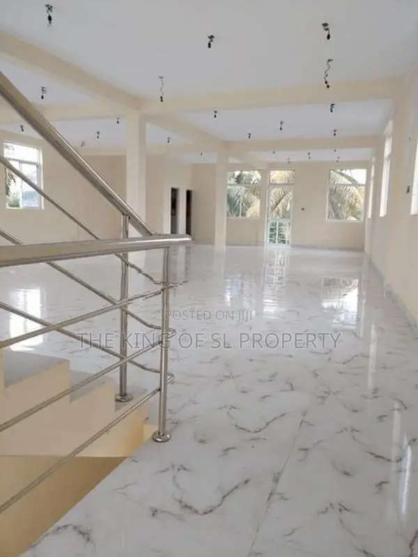 Building for sale in Athurugiriya