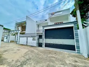 පිලියන්දල නගරයෙහි පිහිටි අලුත්ම තෙමහල් නිවසක් විකිණීමට