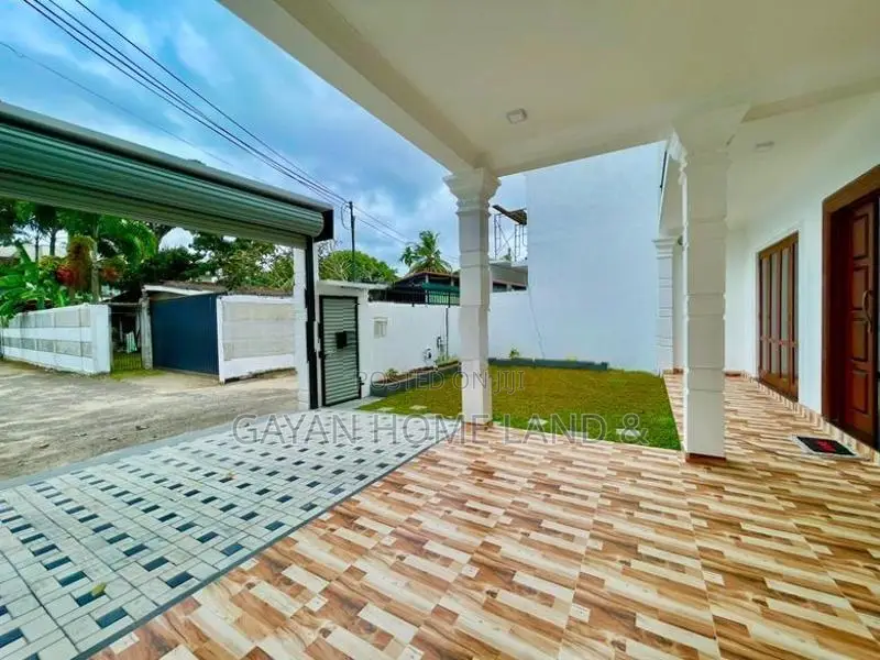 පිලියන්දල නගරයෙහි පිහිටි අලුත්ම තෙමහල් නිවසක් විකිණීමට