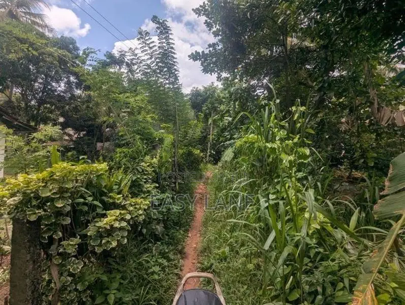 කොළඹ කඩුවෙල 17 බස් මාර්ගයට ලගින් කුඩා නිවසක් සහිත ඉඩම