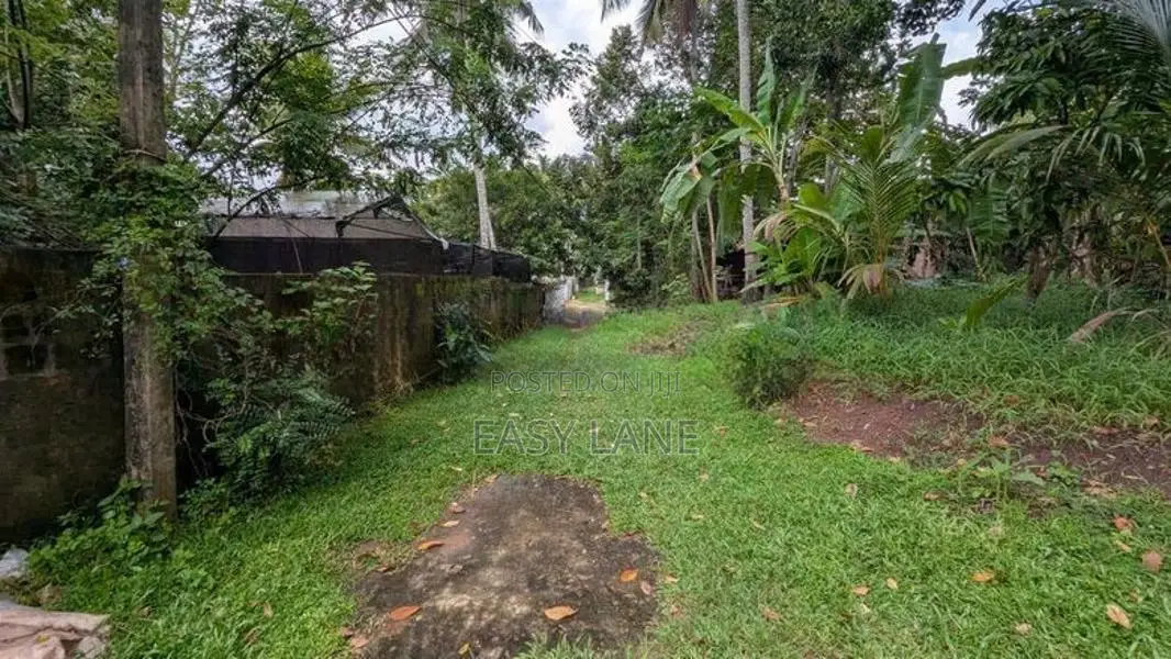 කොළඹ කඩුවෙල 17 බස් මාර්ගයට ලගින් කුඩා නිවසක් සහිත ඉඩම
