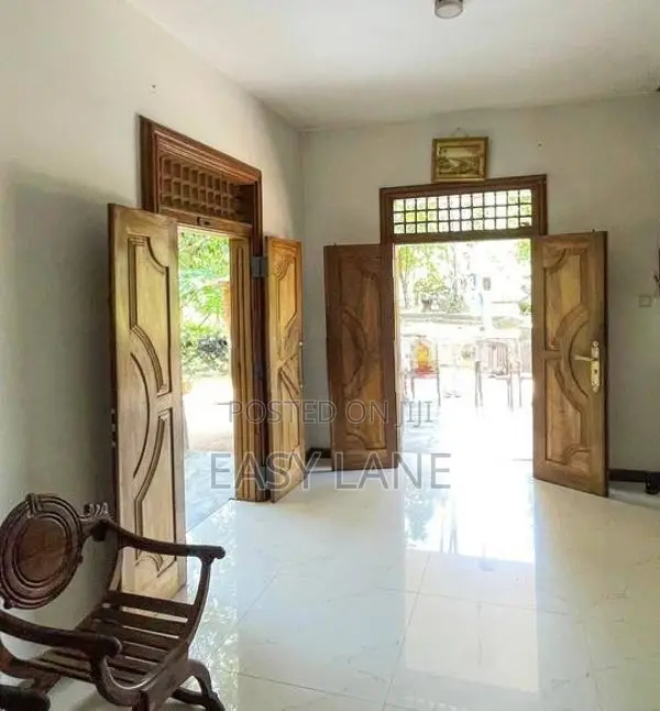 දිය පාරකට මායිම් වූ සුපිරි වටිනා ඉඩමක් සමඟ අංගසම්පූර්ණ දෙමහල් නිවසක්