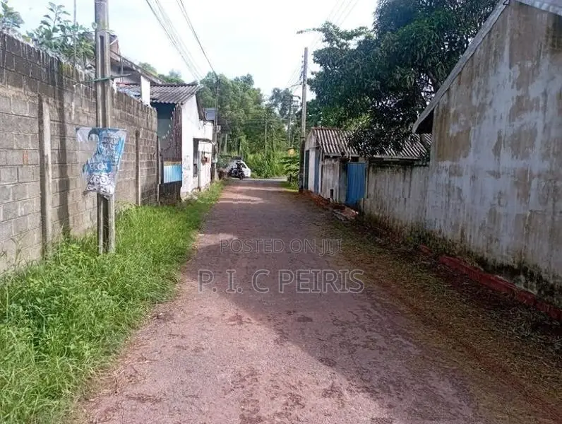 30 perches Land for sale in Deman Handiya, Negombo.Gampha.