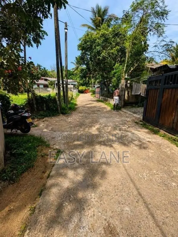 නිට්ටඹුව නගරයෙන් පර්චස් 15 වටිනා නිවසක්