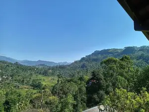 🍃 ගම්පොළ – නුවරඑළිය ප්‍රධාන මාර්ගයට මීටර් 200ක් දුරින් දෙමහල් නිවසක්
