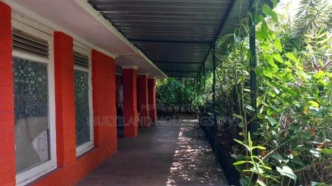 Old House with 16.5P for Sale in Aruppola - Kandy