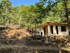 කැලයක් මැද දිය පාරකට මායිම්ව අක්කර බාගයක් සමඟ අඩක් නිම කල විලා එකක්