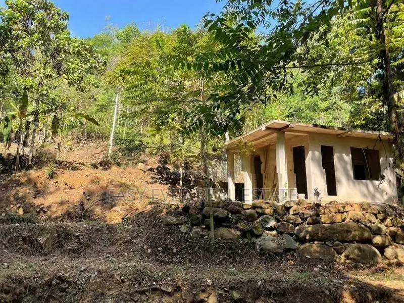 කැලයක් මැද දිය පාරකට මායිම්ව අක්කර බාගයක් සමඟ අඩක් නිම කල විලා එකක්