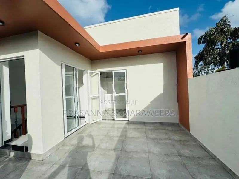Brand New solid super luxury 2 Story House-piliyandala
