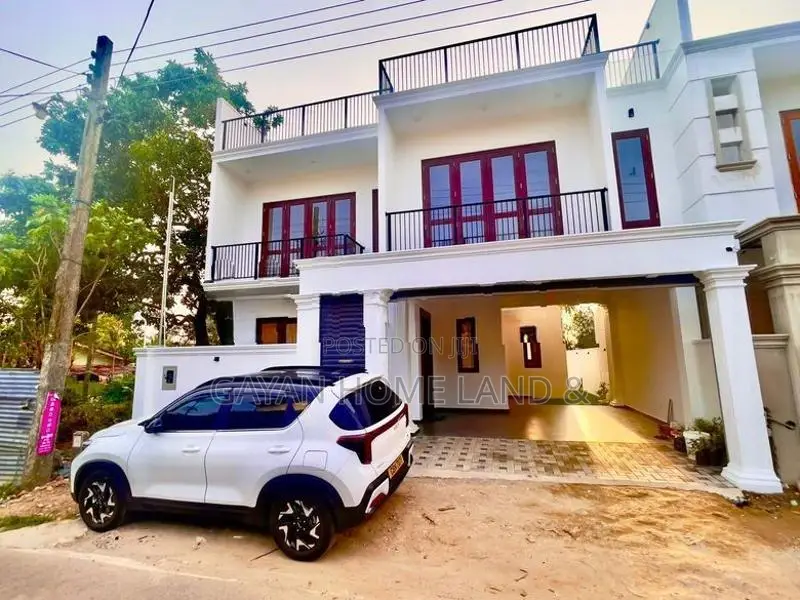 නවීන පන්නයේ අලුත්ම තෙමහල් නිවසක් විකිණීමට පොල්ගස්ඕවිට කැස්බෑව