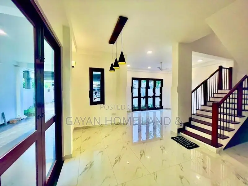 නවීන පන්නයේ අලුත්ම තෙමහල් නිවසක් විකිණීමට පොල්ගස්ඕවිට කැස්බෑව