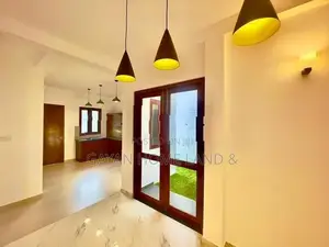 නවීන පන්නයේ අලුත්ම තෙමහල් නිවසක් විකිණීමට පොල්ගස්ඕවිට කැස්බෑව