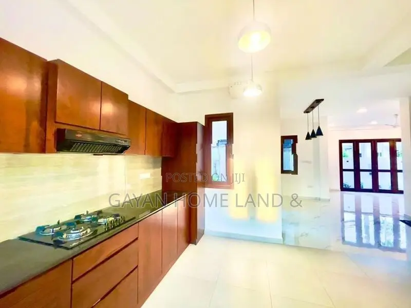 නවීන පන්නයේ අලුත්ම තෙමහල් නිවසක් විකිණීමට පොල්ගස්ඕවිට කැස්බෑව