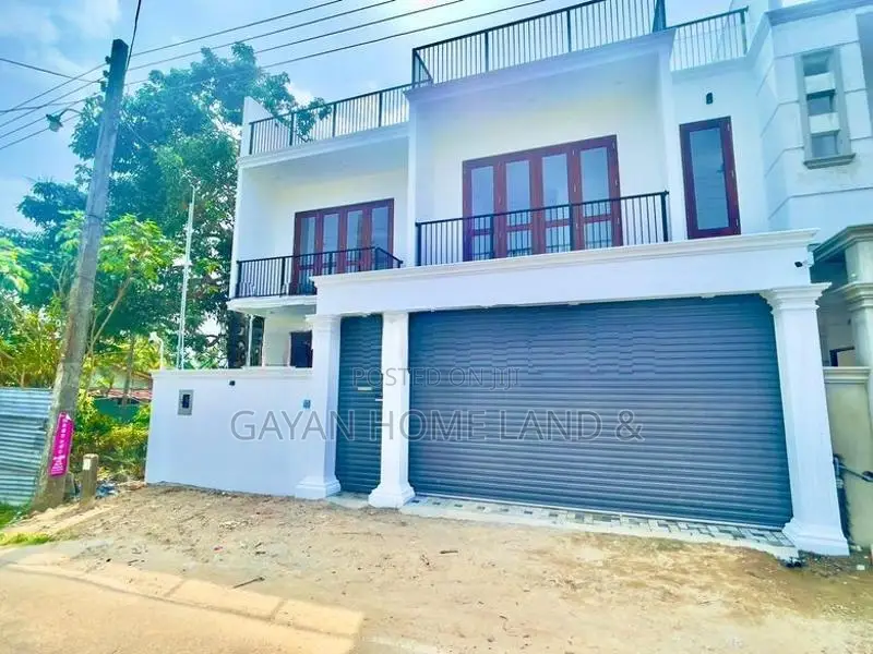 නවීන පන්නයේ අලුත්ම තෙමහල් නිවසක් විකිණීමට පොල්ගස්ඕවිට කැස්බෑව