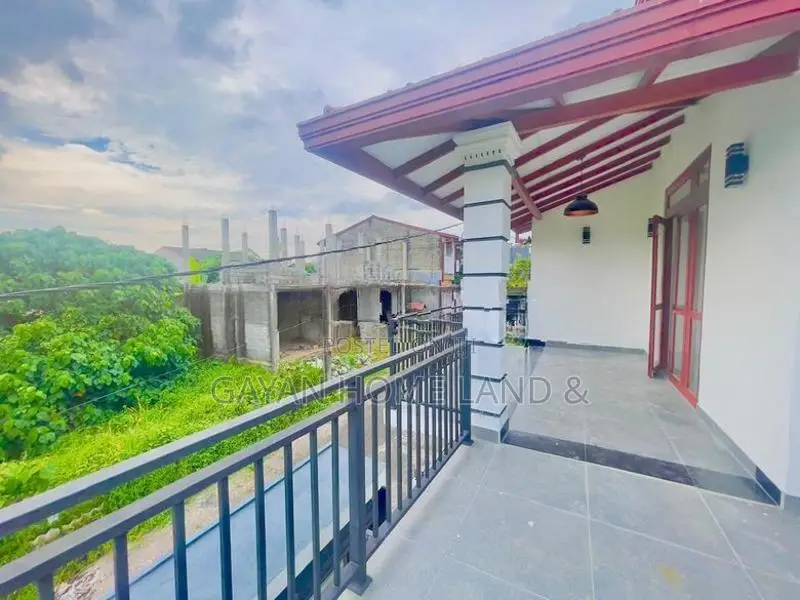 නිදනකාමර පහක අලුත්ම දෙමහල් නිවසක් විකිණීමට පොල්ගස්ඕවිට