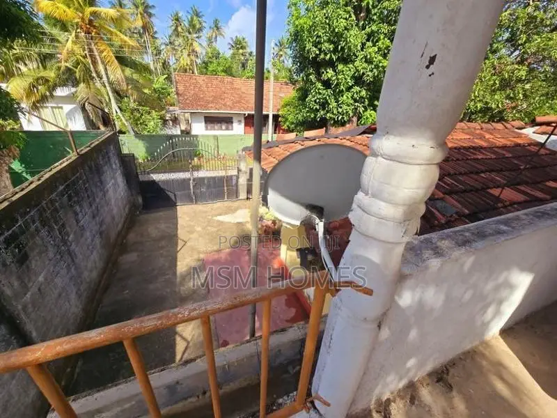 පර් 20 ඉඩමේ වටිනා කමට විකිණිමට ඇති නිවස තිඹිරිගස්කටුවම මීගමුව