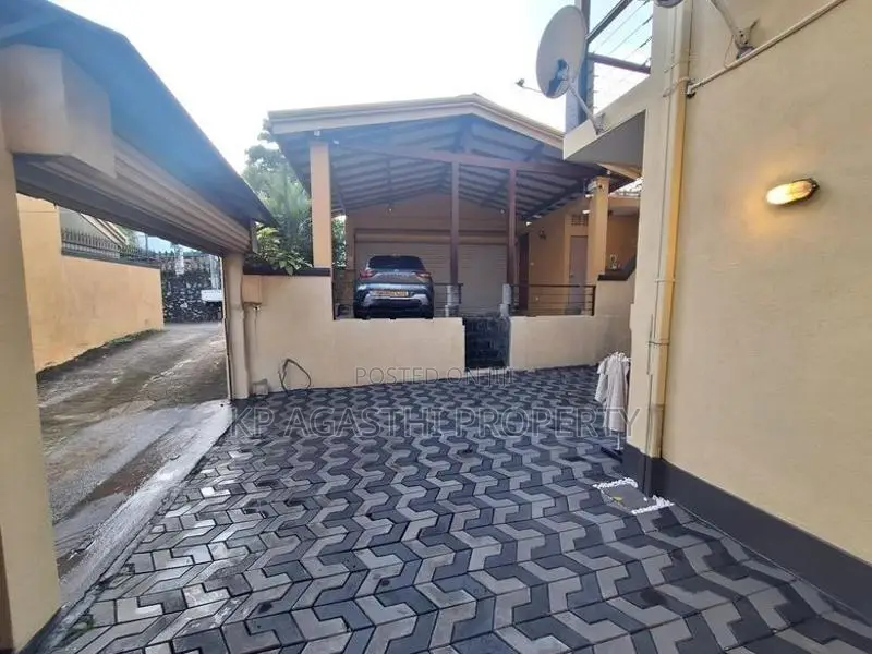 solid luxury house for sale in Battaramulla