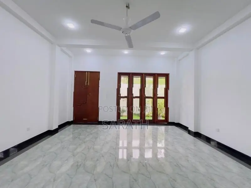 නවීන දෙමහල් නිවසක් මාලබෙන්